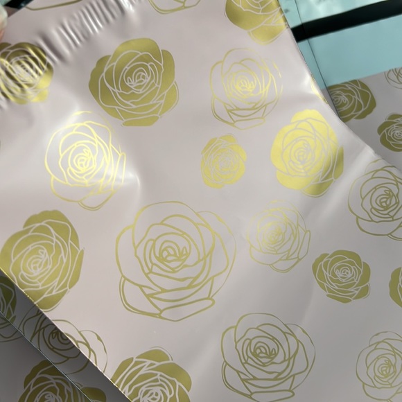 25 pcs Shipping Envelopes Poly Mailers with Gold Roses 6"x9" Inches - Picture 4 of 6